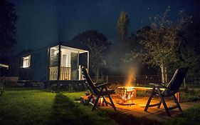 Pipowagen Elsebein Groningen Westerwolde unieke ligging met eigen tuin en vrij uitzicht over veld naar natuurgebied