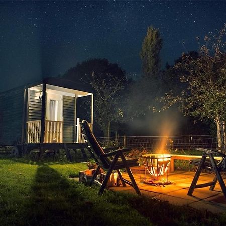Pipowagen Elsebein Groningen Westerwolde unieke ligging met eigen tuin en vrij uitzicht over veld naar natuurgebied Onstwedde Buitenkant foto