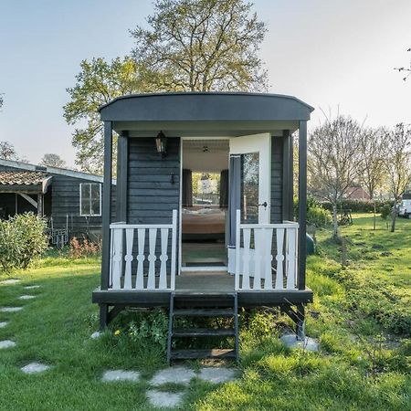 Pipowagen Elsebein Groningen Westerwolde unieke ligging met eigen tuin en vrij uitzicht over veld naar natuurgebied Onstwedde Buitenkant foto