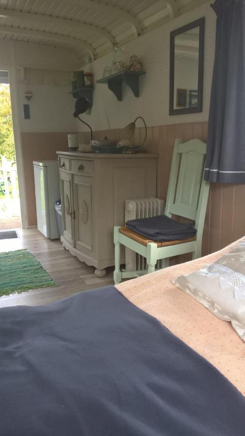 Pipowagen Elsebein Groningen Westerwolde unieke ligging met eigen tuin en vrij uitzicht over veld naar natuurgebied Onstwedde Buitenkant foto