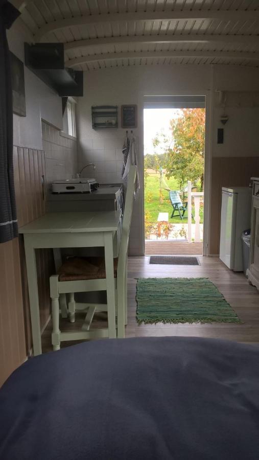 Pipowagen Elsebein Groningen Westerwolde unieke ligging met eigen tuin en vrij uitzicht over veld naar natuurgebied Onstwedde Buitenkant foto