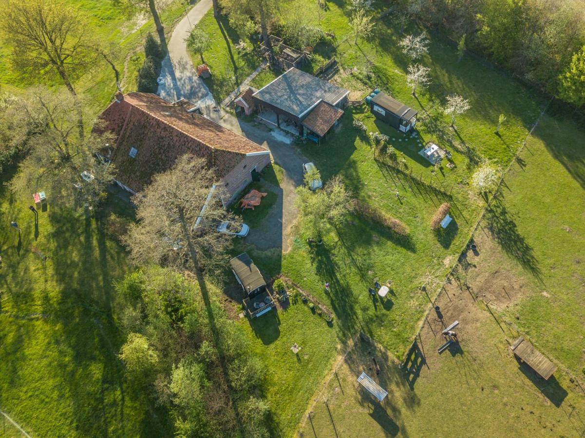 Pipowagen Elsebein Groningen Westerwolde unieke ligging met eigen tuin en vrij uitzicht over veld naar natuurgebied Onstwedde Buitenkant foto