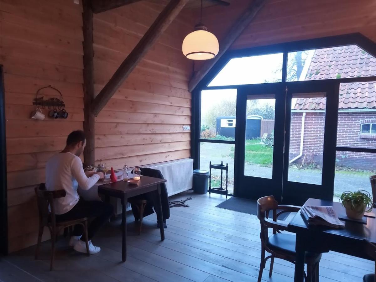 Pipowagen Elsebein Groningen Westerwolde unieke ligging met eigen tuin en vrij uitzicht over veld naar natuurgebied Onstwedde Buitenkant foto