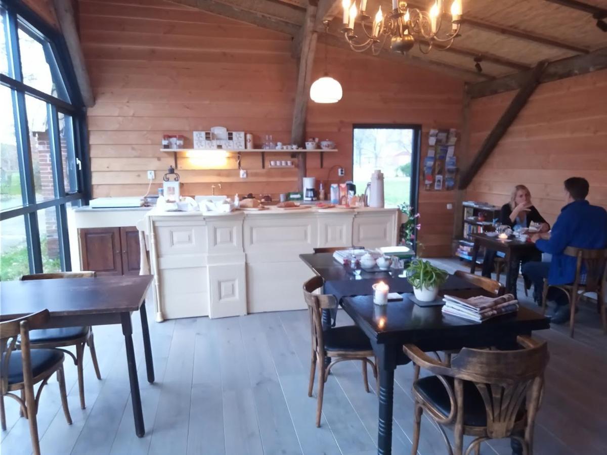 Pipowagen Elsebein Groningen Westerwolde unieke ligging met eigen tuin en vrij uitzicht over veld naar natuurgebied Onstwedde Buitenkant foto